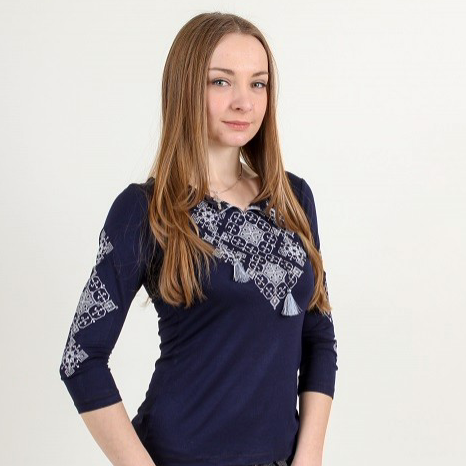 ¡Novedad! Camisa vyshyvanka bordada en gris sobre azul para mujer
