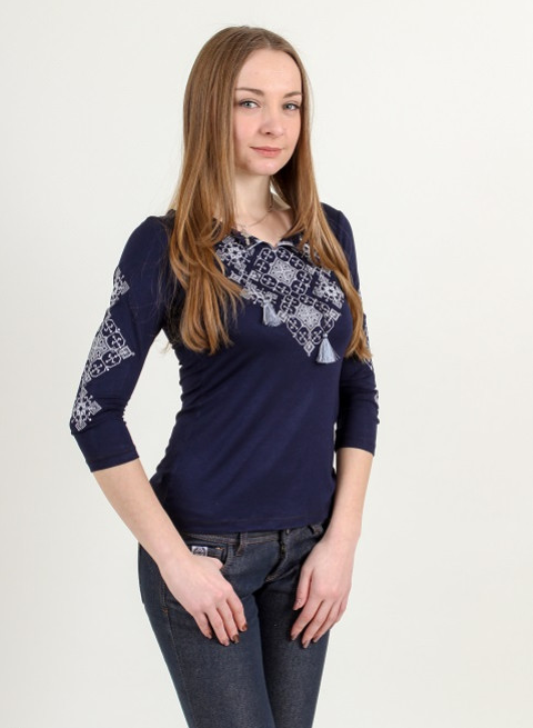 ¡Novedad! Camisa vyshyvanka bordada en gris sobre azul para mujer