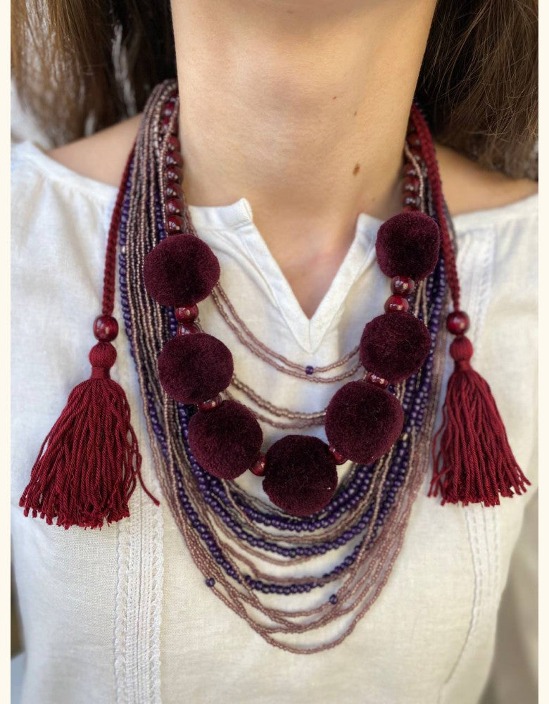 Collier de perles multicouches avec pompons - Élégance bordeaux