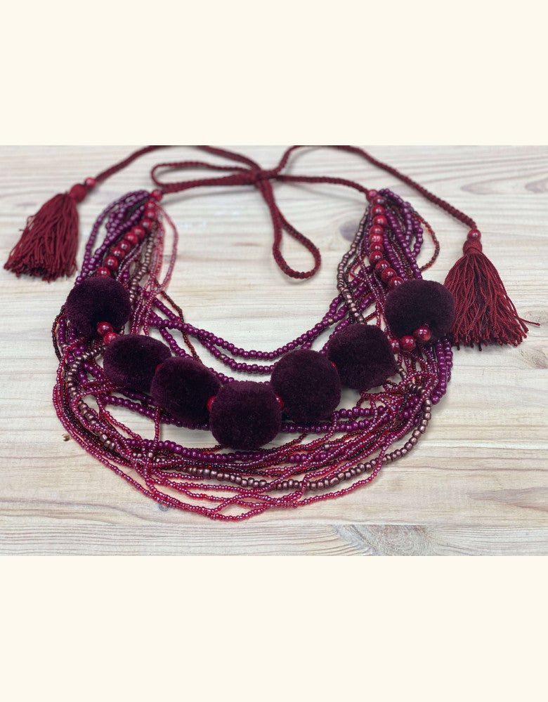 Collier de perles multicouches avec pompons - Élégance bordeaux