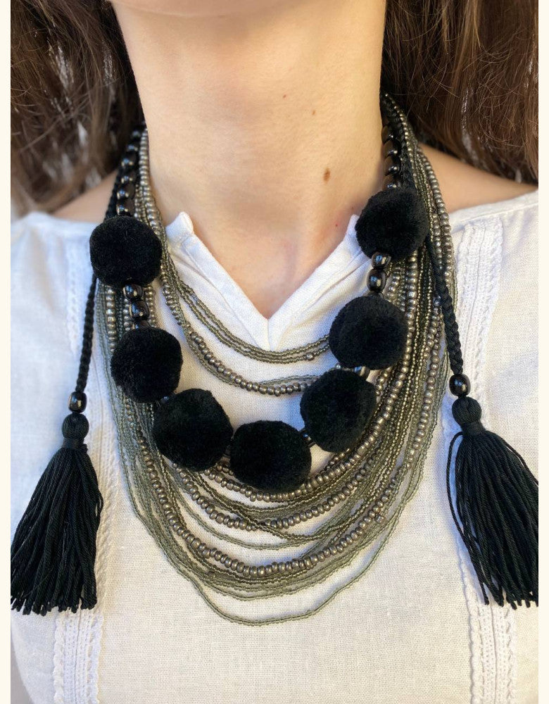 Collier de perles multicouches avec pompons - Black Chic