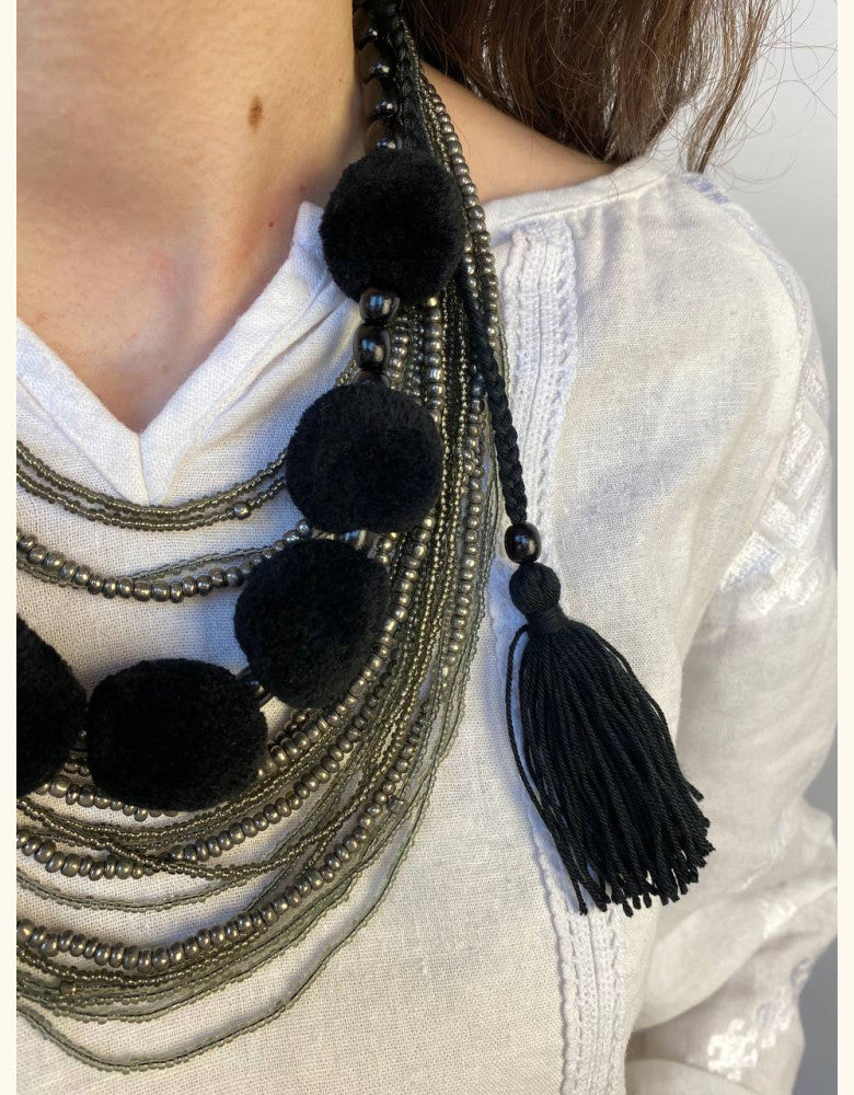 Collier de perles multicouches avec pompons - Black Chic